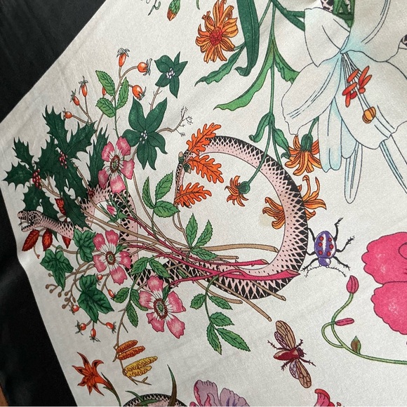 Authentic Gucci 100% Silk Scarf Floral Botanical Snake Print Black Border Italy - Picture 5 of 12